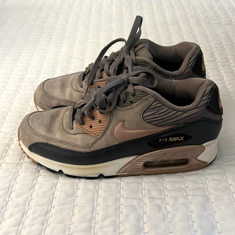 Nike Air Max Sneakers Size 7.5 Color Green and Rose Gold